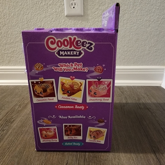 Cookez Makery Cinnamon Treatz Pink Oven, Scented, Interactive Plush. - Picture 3 of 5